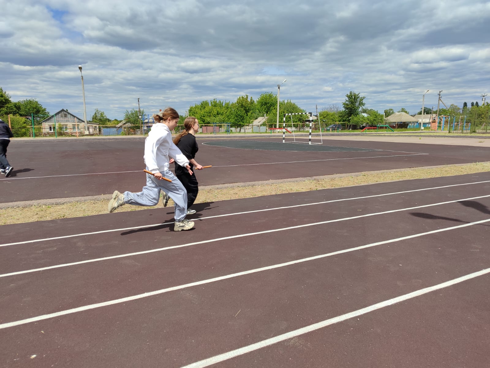 Школьники Кантемировского района выполнили норматив ГТО (бег на короткую и длинную дистанции).